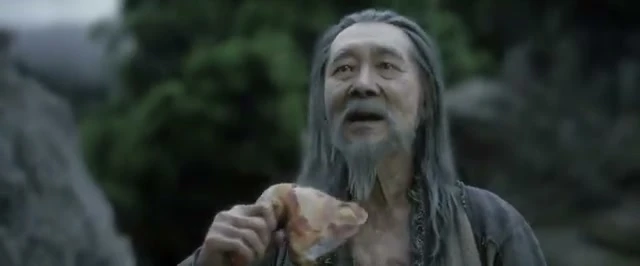 01:22 第一个神秘人物：荒野中生食生肉的白发老者NPC